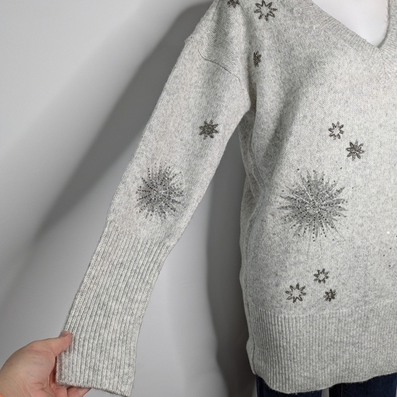 WHBM grey winter star snowflake beaded v neck sweater M - Picture 4 of 8